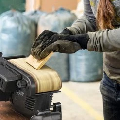 FEMOR Bandschleifer 3 × 18 Zoll Mit 13 Schleifbändern, Tischschleifer Mit Variabler Geschwindigkeitsregelung, Festen Schraubklemmen, Staubbox, Vakuumadaptern, 10 Fuß (3 Meter) Langem Netzkabel B10 -Poliermaschinen & Schleifmaschinen Verkaufsladen 67865959 4